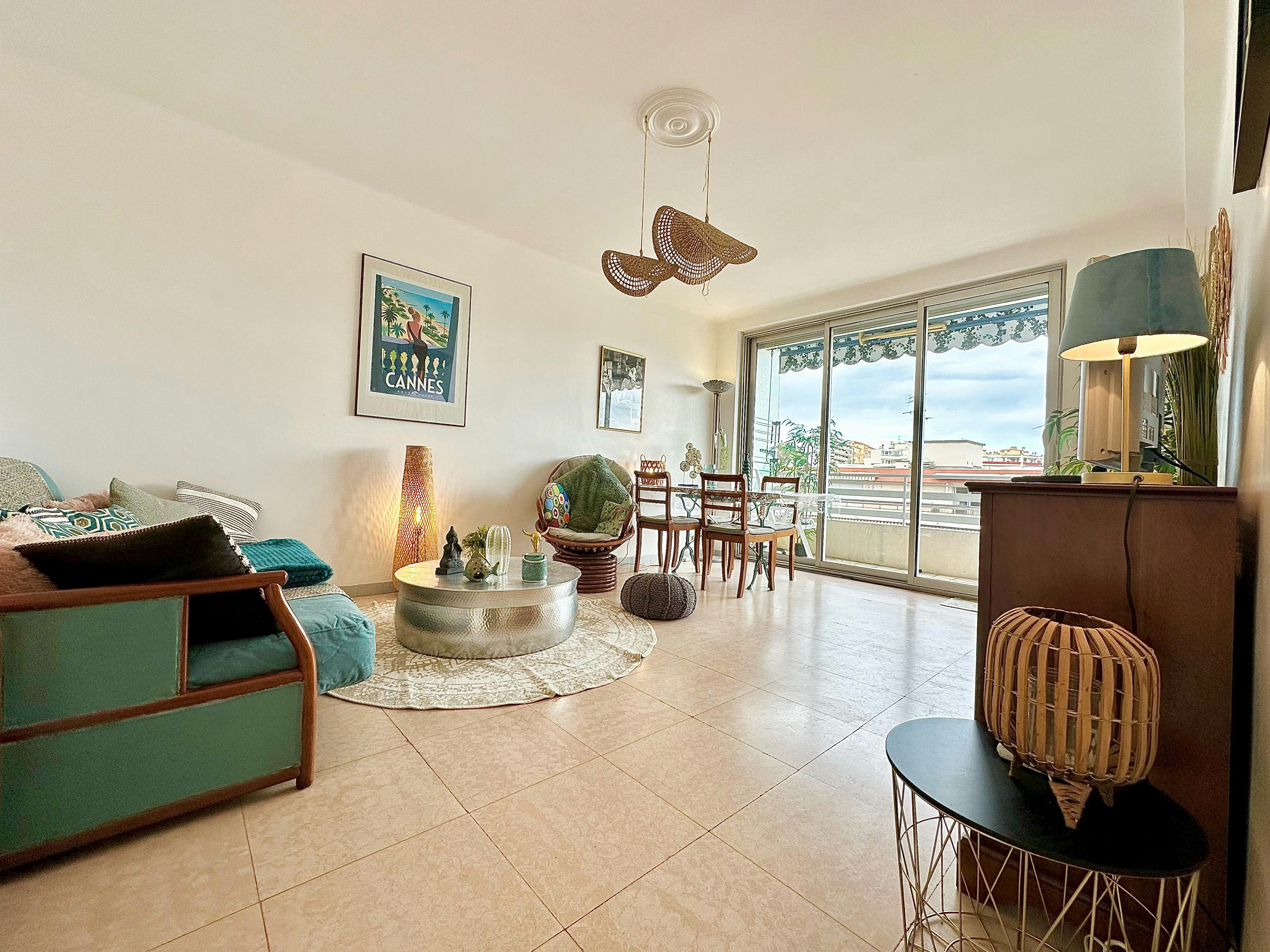 Beautiful 2-bedroom apartment with sea view, 10 minutes from Cannes city center.