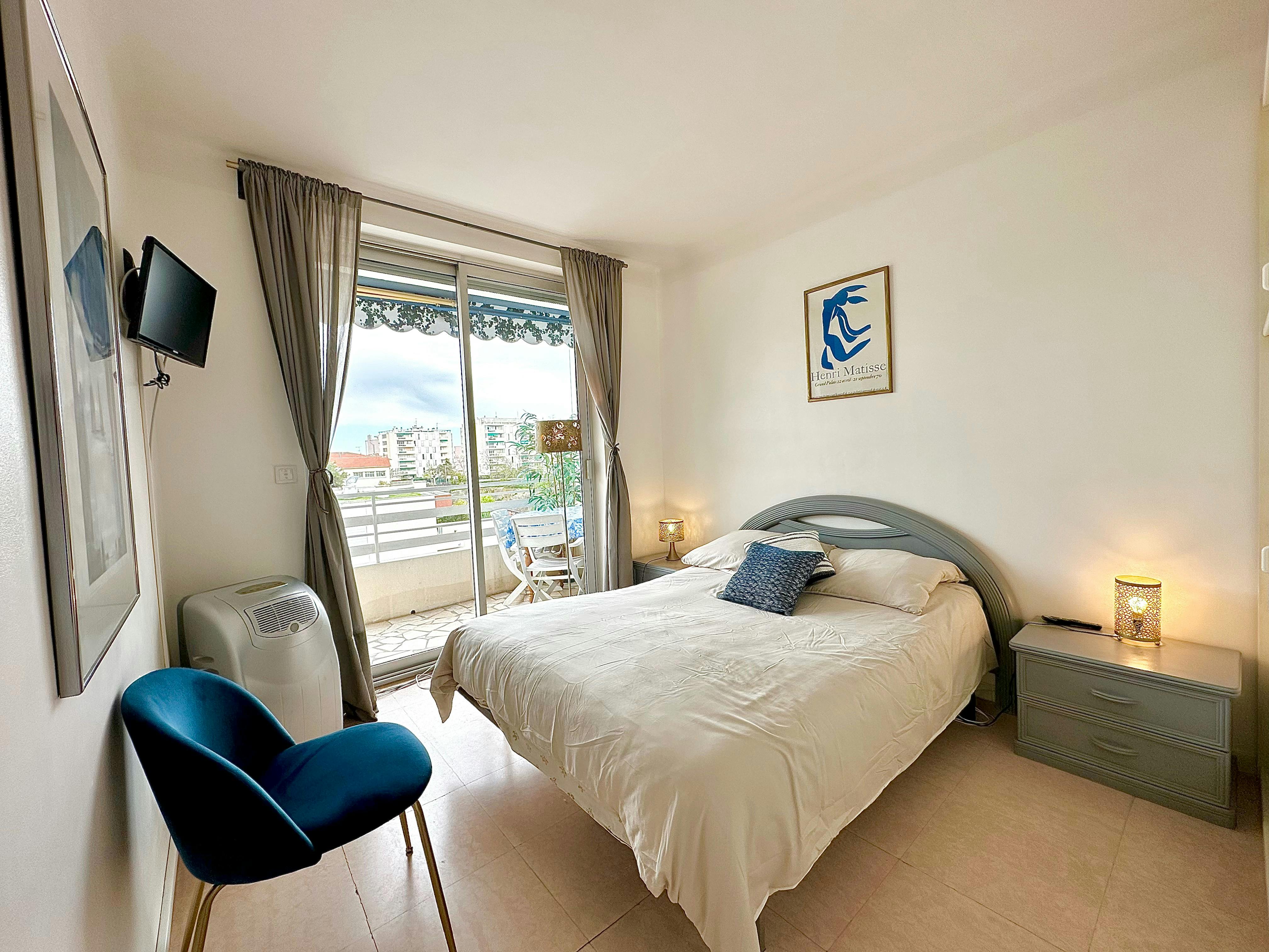 Beautiful 2-bedroom apartment with sea view, 10 minutes from Cannes city center.