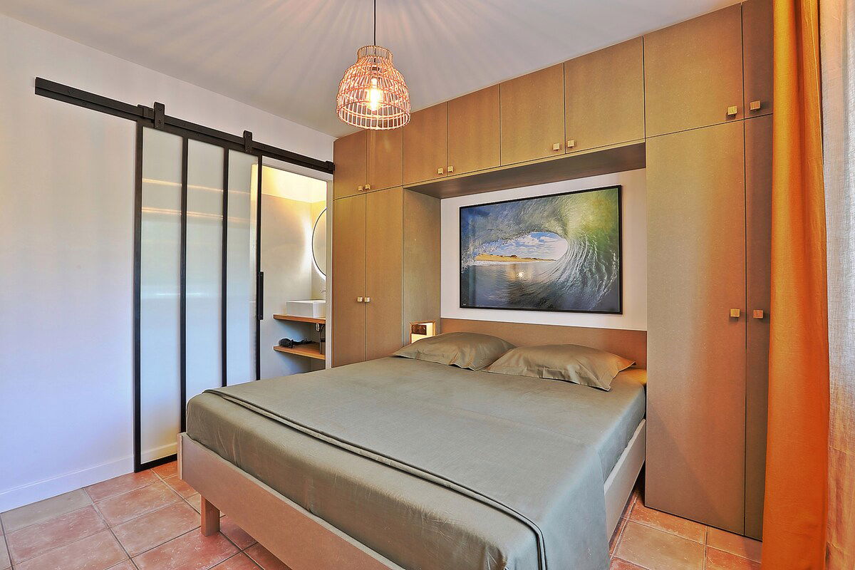 Lit en 160 avec salle de bain attenante. 