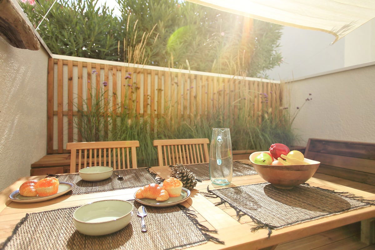Prendre son petit déjeuner sur la terrasse ombragée par une toile, les vacances peuvent commencer .