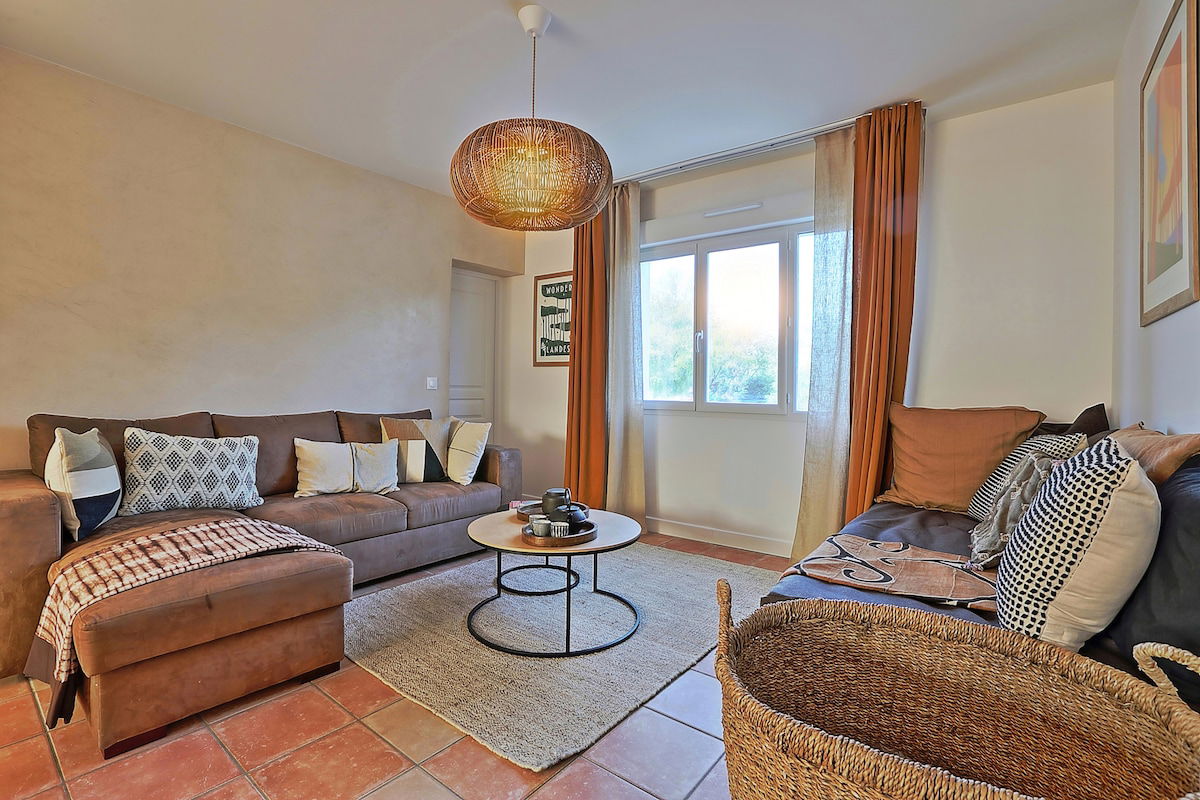 Le salon avec canapé d'angle convertible et sofa une personne