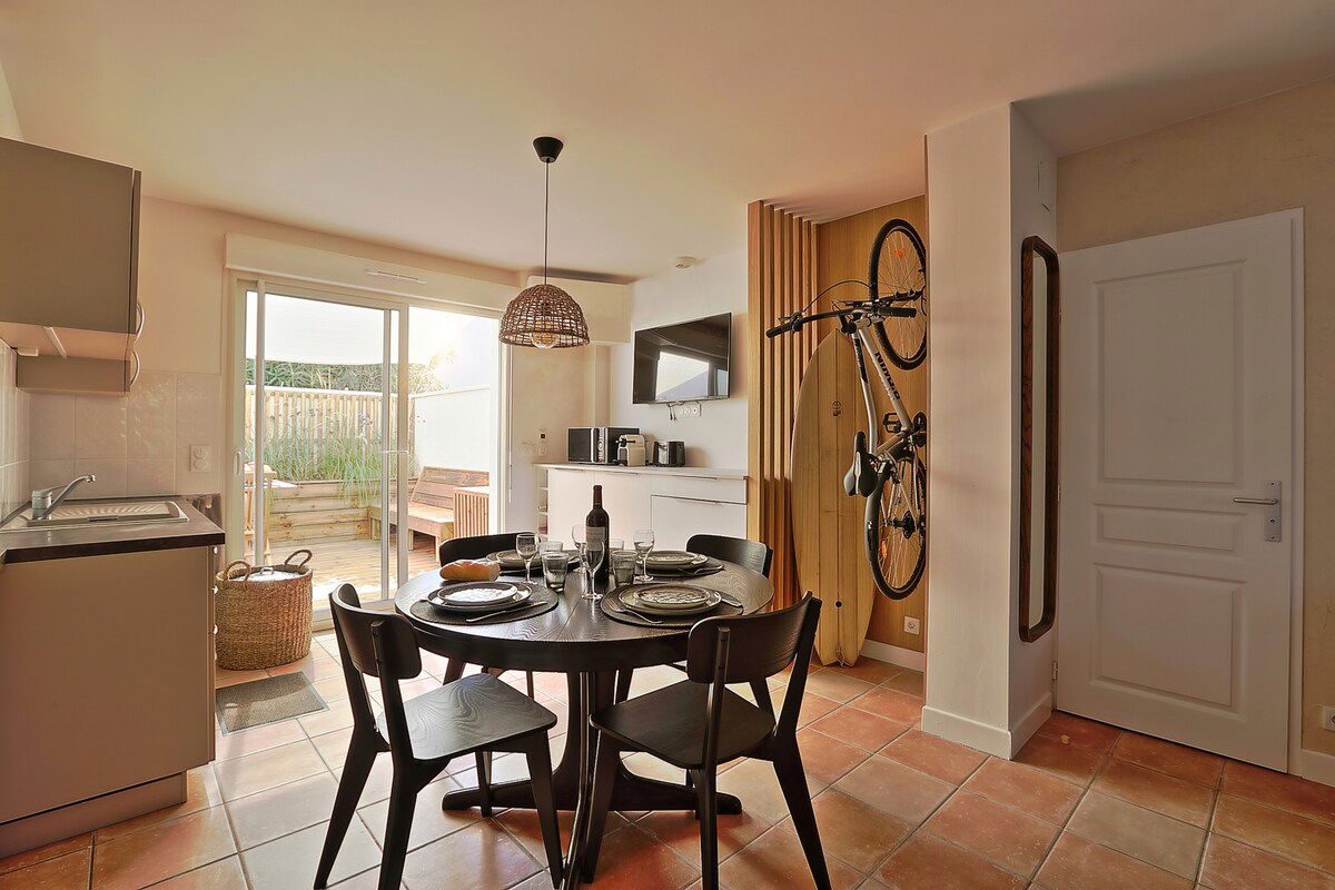 L'espace repas pour 4 personnes, avec accès à la terrasse.