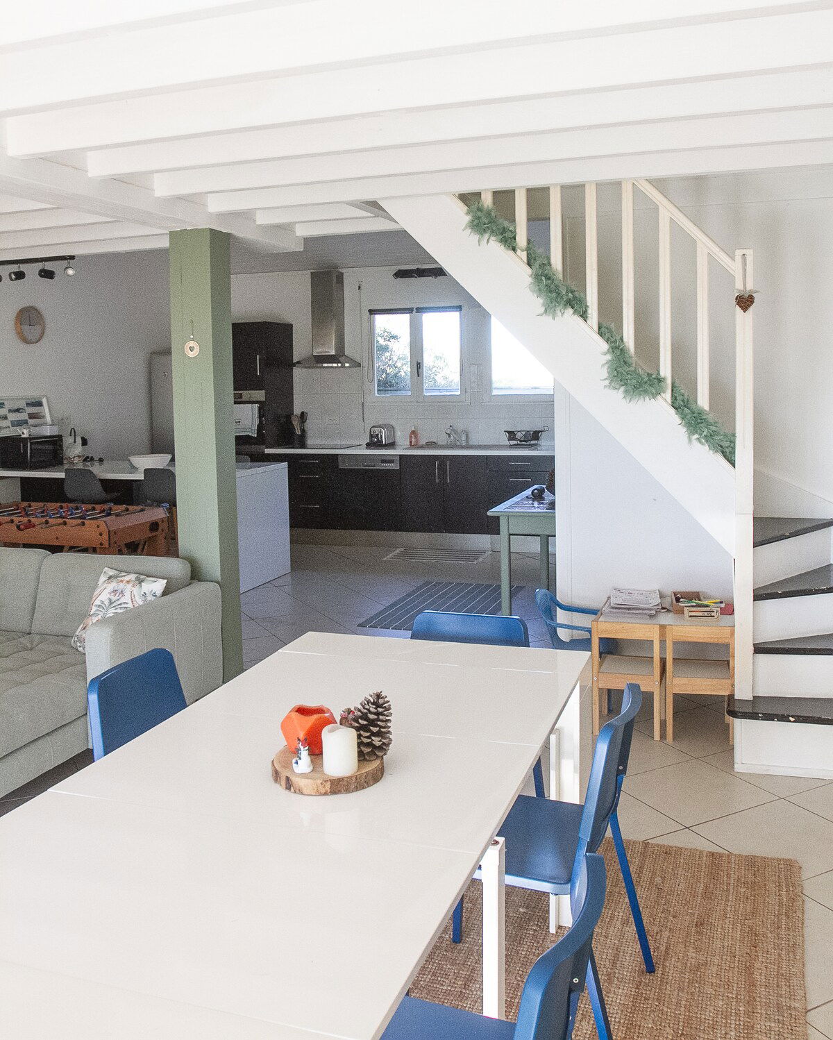 Une grande table pour de bons repas en famille ou entre amis. 