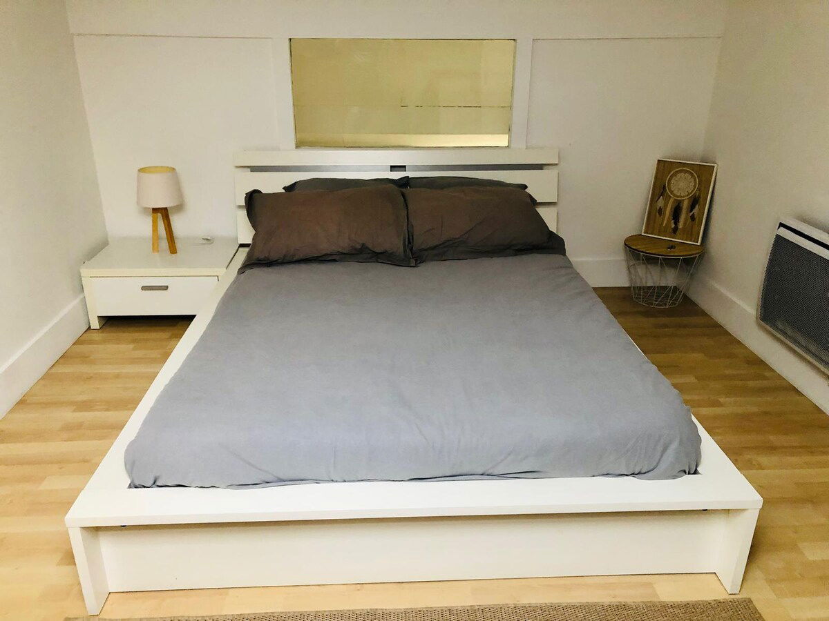 La chambre parentale, lit en 160, avec quelques rangements. 