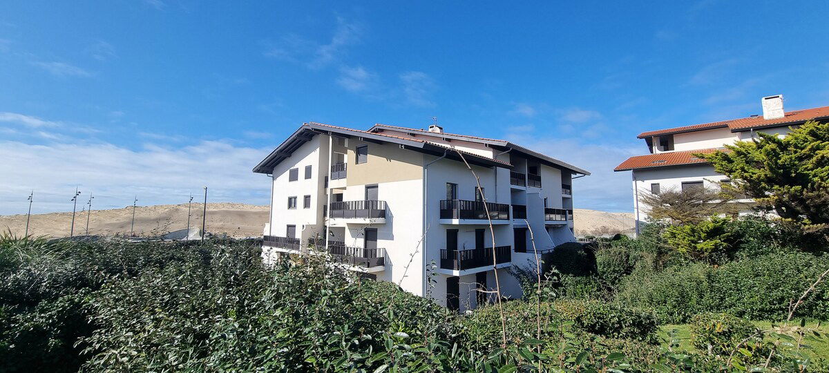 La résidence avec la dune derrière, la plage surveillée est à 200 mètres