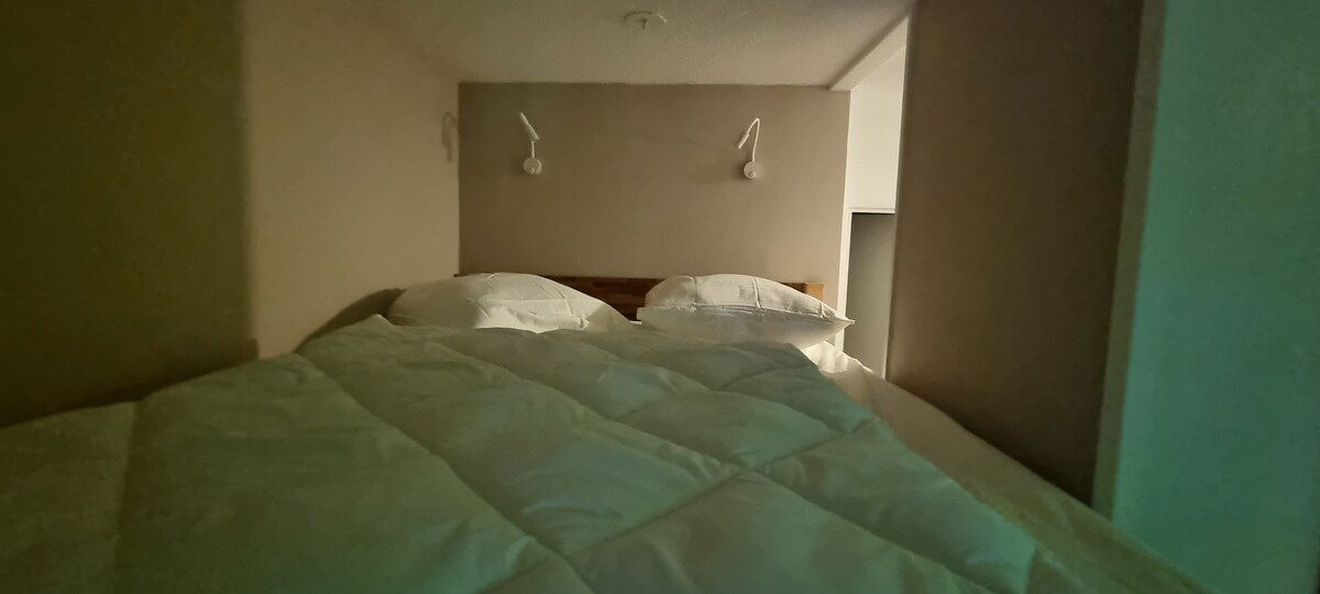 Lit double superposé avec literie neuve et éclairage individuel.