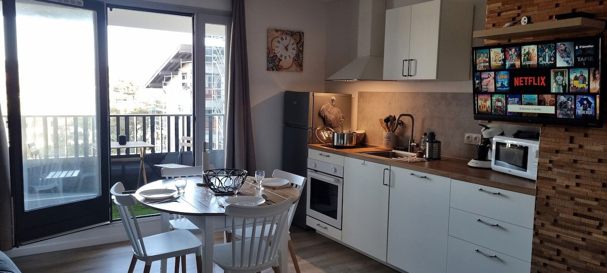 Full kitchen image 2