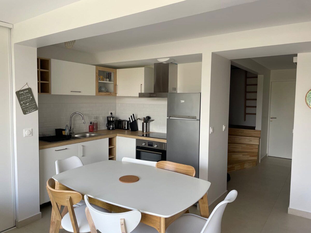 L’espace repas est idéalement placé pour préparer les repas et en même temps cuisiner.