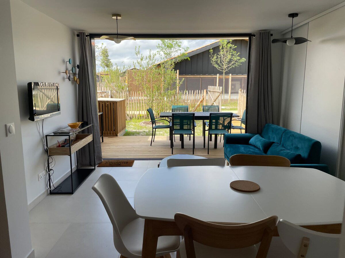 L’espace repas intérieur donnant sur le salon et à proximité de la cuisine peut accueillir 6 personnes aisément