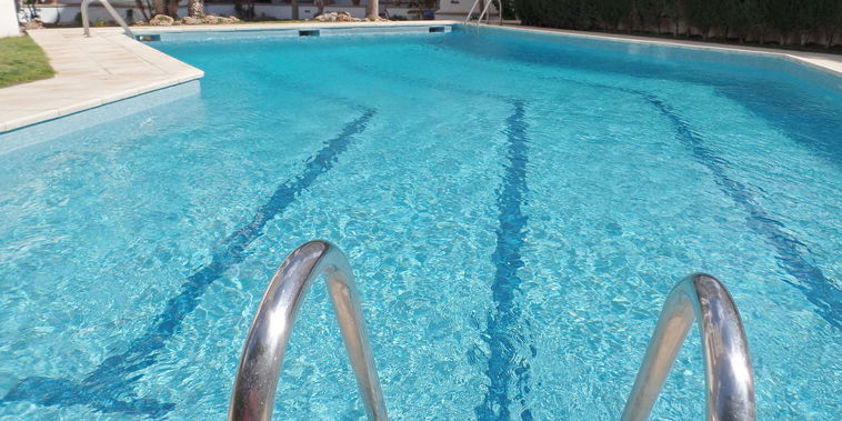 La piscina compartida en el jardín amurallado.
