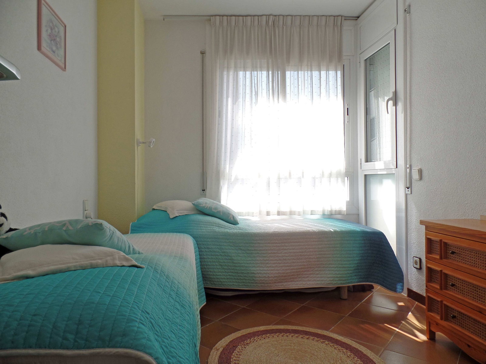 The second bedroom with two single beds.