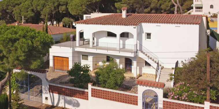 Villa Sonni: ¡Piscina privada, vistas panorámicas, ¡diversión familiar!