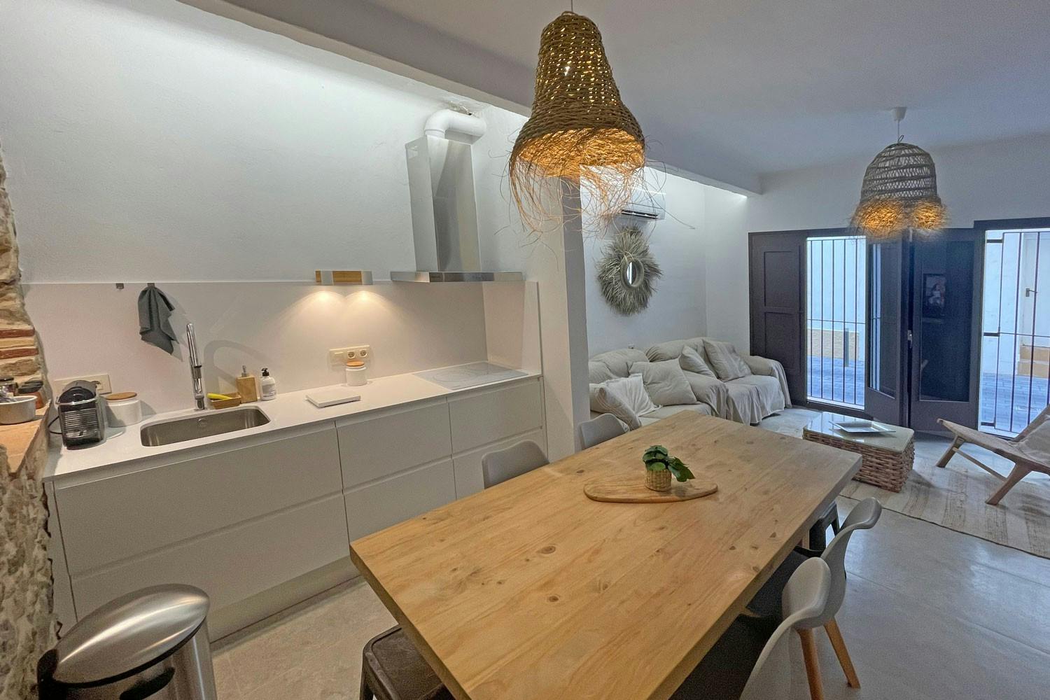La cuisine située au rez-de-chaussée dispose de tout ce dont vous avez besoin pour rendre votre séjour confortable. Pourquoi ne pas prendre un petit déjeuner en famille avant de partir à la plage ?