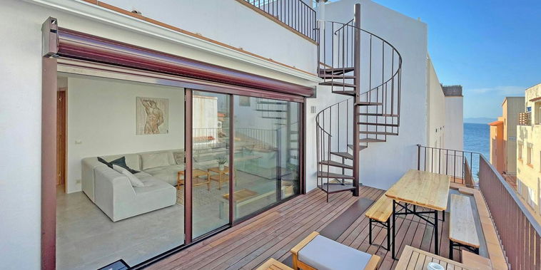 ¿Por qué no disfrutar juntos de unos aperitivos y unas bebidas en la pequeña terraza? La cocina tiene todo lo necesario para preparar una comida y hay lavavajillas, para que pueda relajarse y descansar.