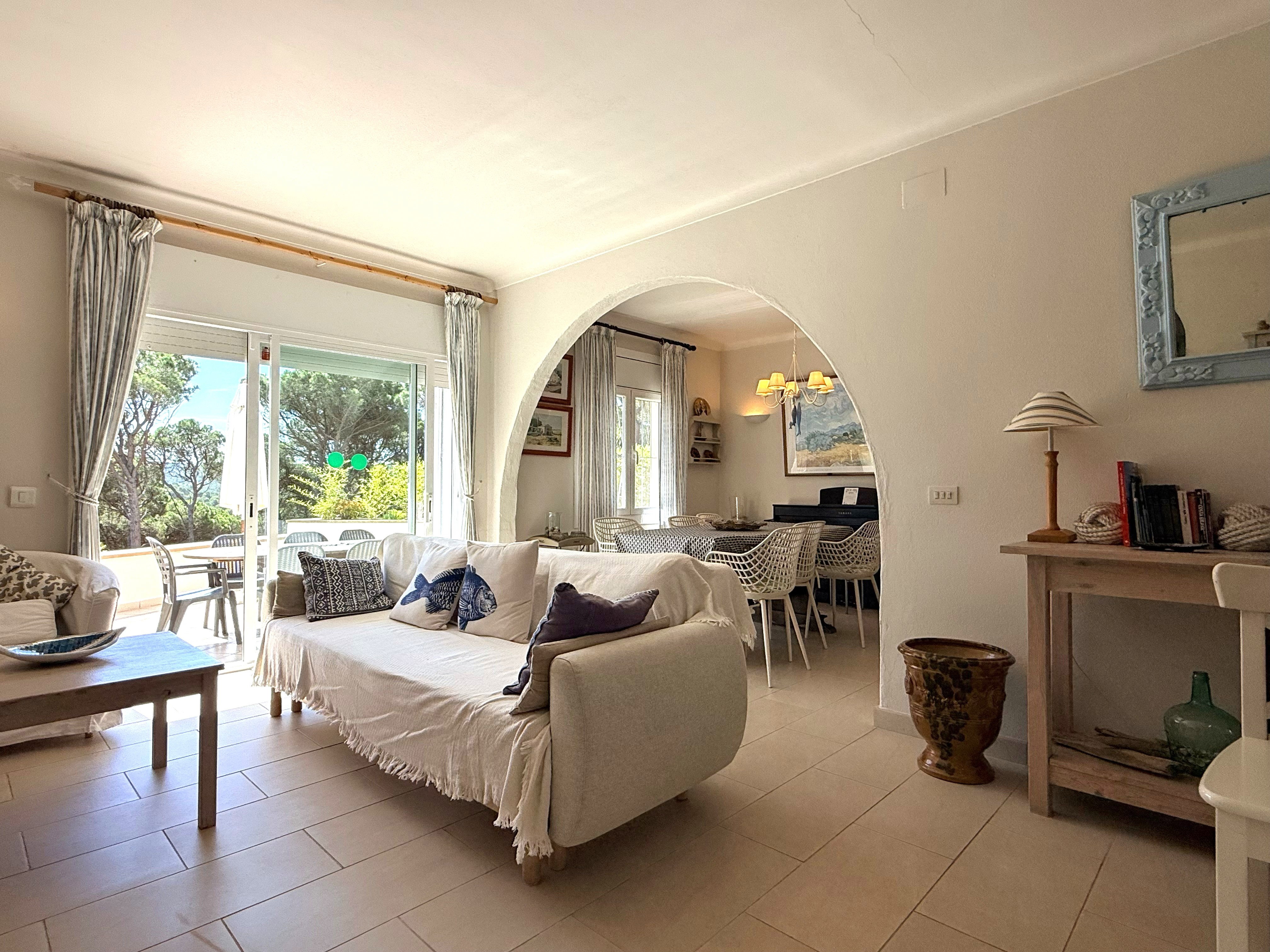 Discover bright, inviting interiors with elegant archways. Unwind on the cozy coastal sofa in this family-friendly retreat.