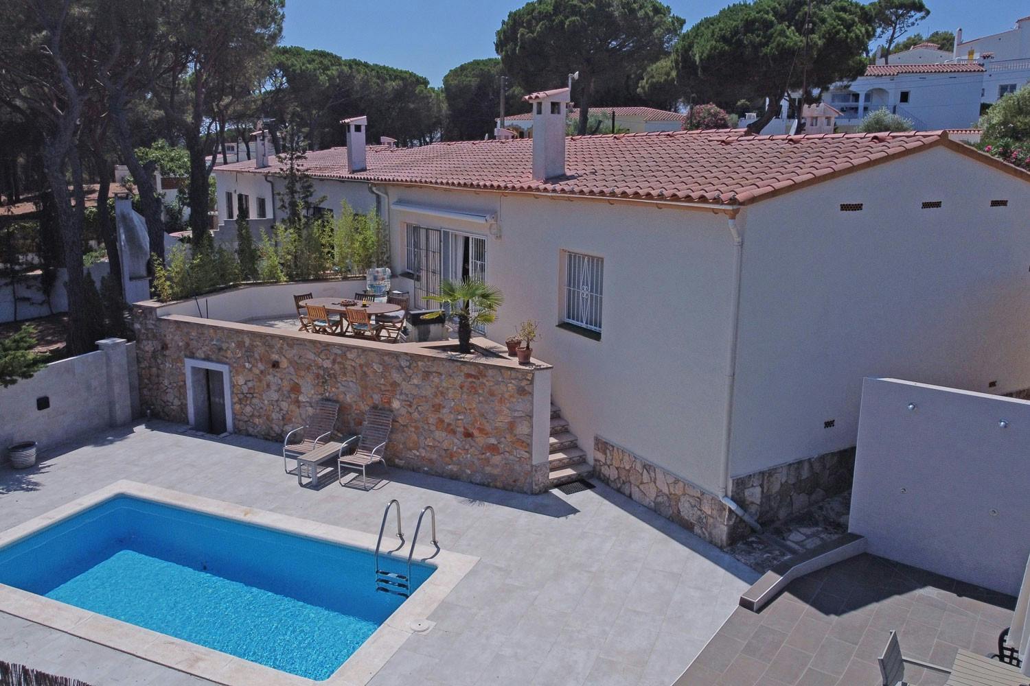 This lovely holiday home has a lovely sparkling private pool that invites you to cool off and relax under the clear blue skies.  You can also enjoy a meal with your family or friends on the terrace, which is raised up off the ground. The terrace is surrounded by green plants, which create a peaceful atmosphere.