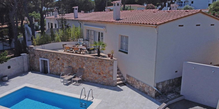 Esta encantadora casa de vacaciones tiene una preciosa piscina privada que invita a refrescarse y relajarse bajo el cielo azul. También puede disfrutar de una comida con su familia o amigos en la terraza, que está elevada del suelo. La terraza está rodeada de plantas verdes, que crean un ambiente tranquilo.