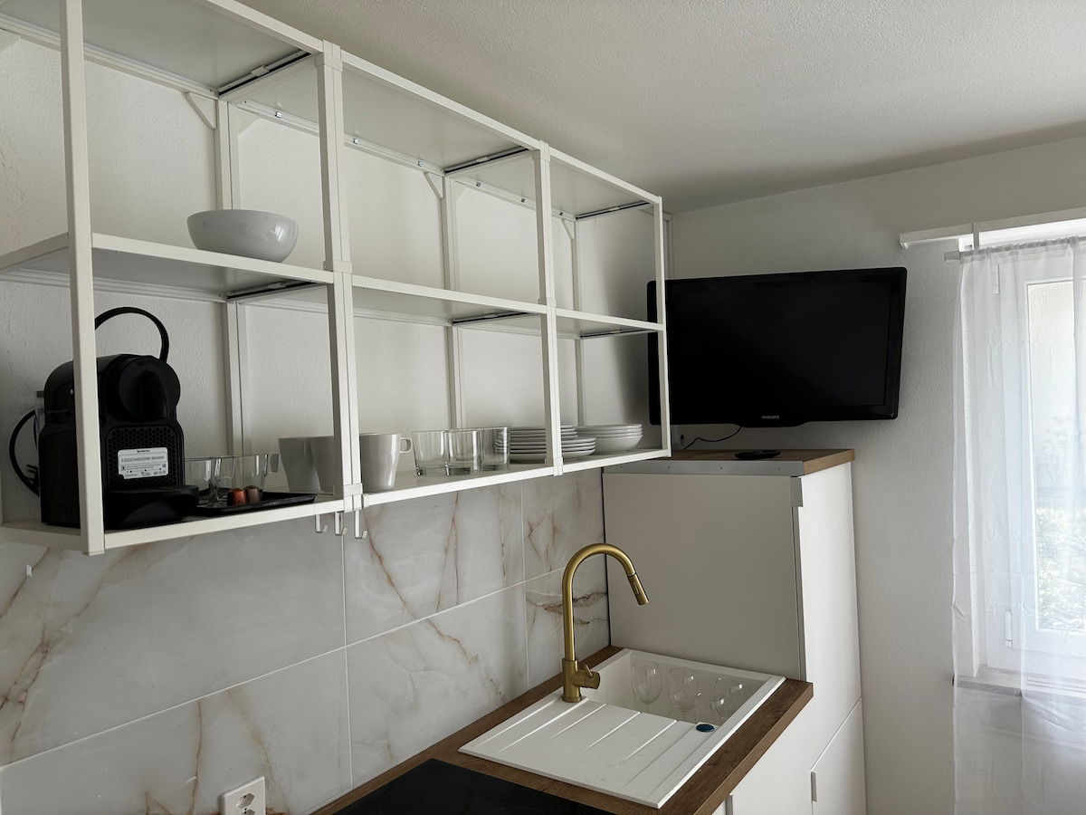 [PEARL05] Large Studio with Entry Vestibule