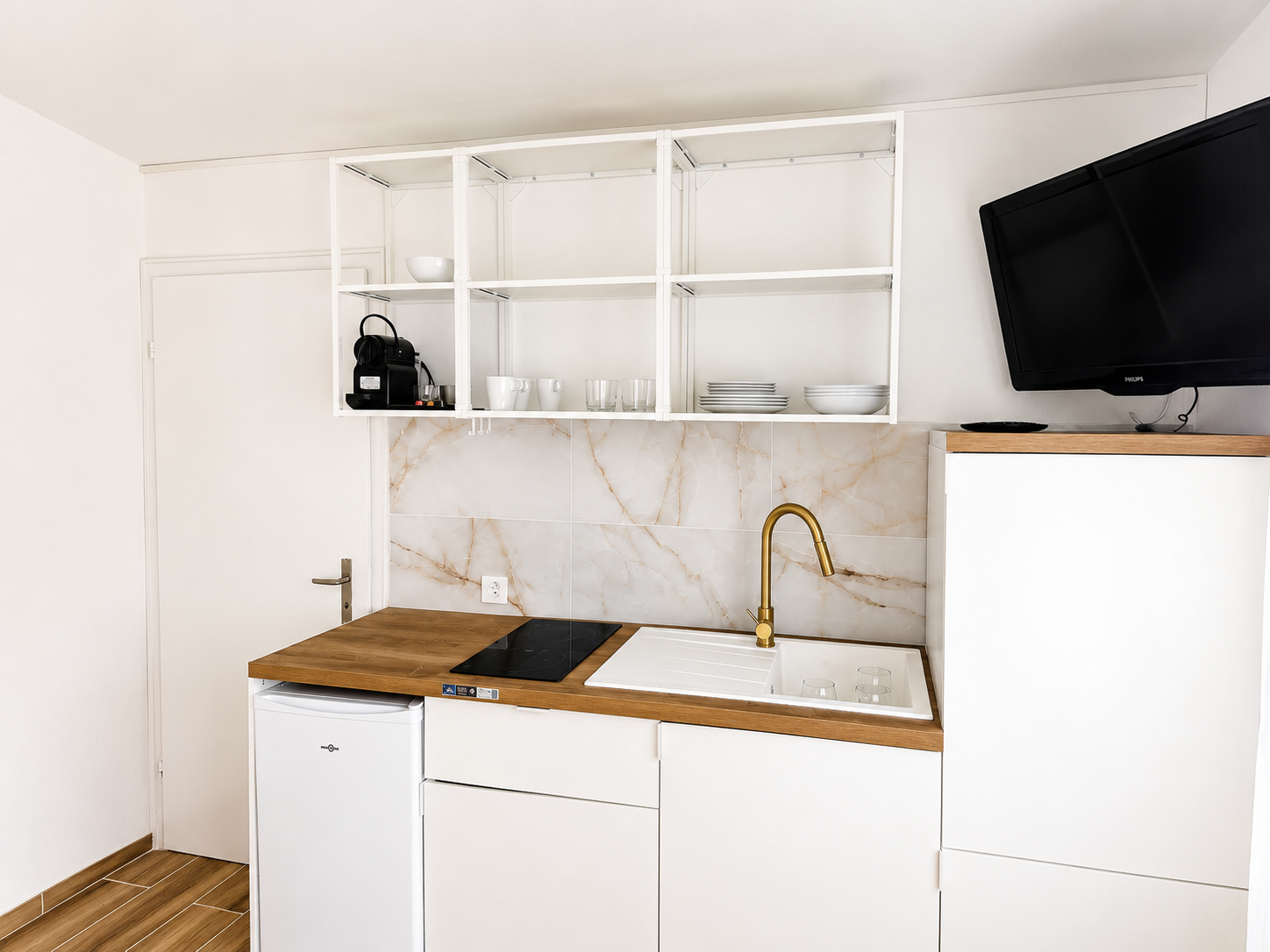 [PEARL05] Large Studio with Entry Vestibule