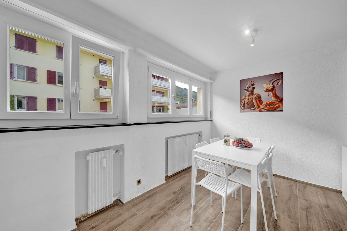 [PEARL06a] Room in a Large Shared Apartment