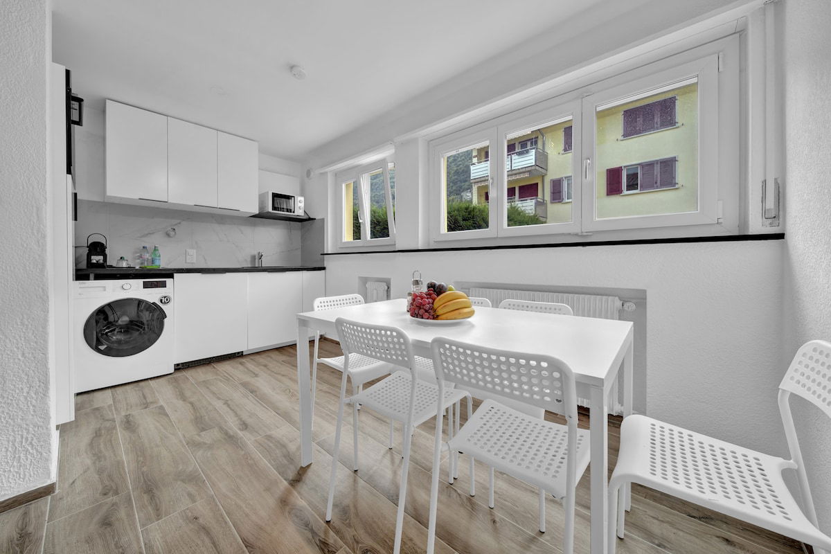 [PEARL06b] Room in a Large Shared Apartment