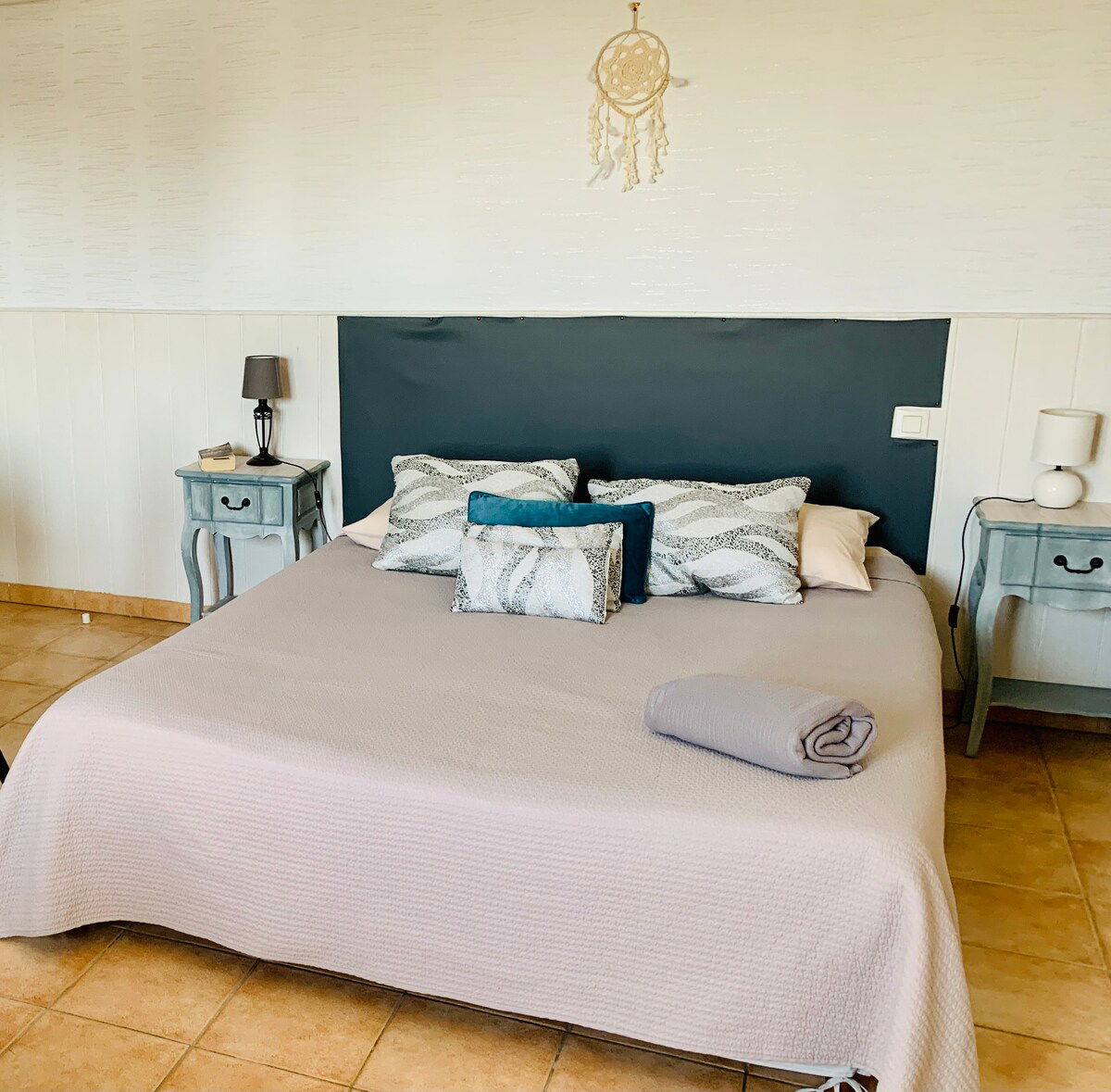 Chambre très spacieuse (35 m²) située au 2ème étage, orientation sud, vue sur pi