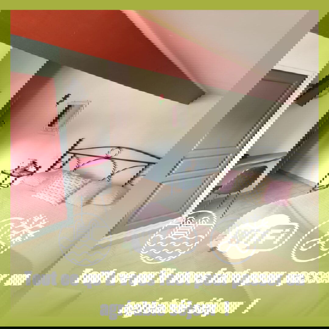 Chambre mansardée et cosy (18 m²) située au 2ème étage, vue sur jardin.