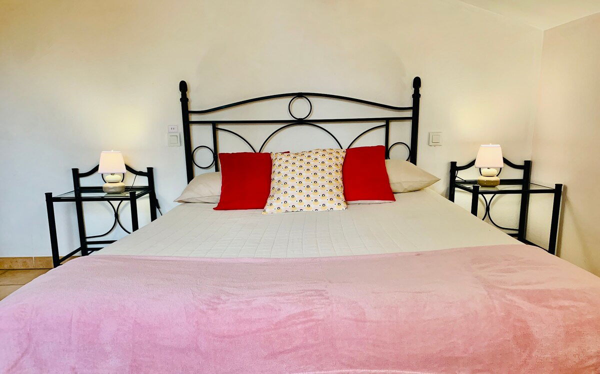 Chambre mansardée et cosy (18 m²) située au 2ème étage, vue sur jardin.