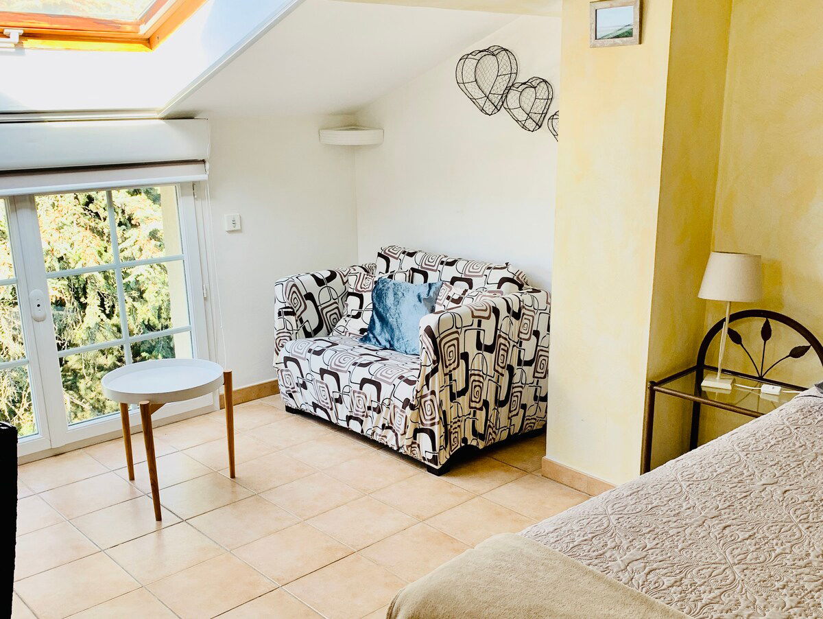 Chambre d'hôte spacieuse (26 m²) située au 2e étage, côté ouest, vue sur la camp