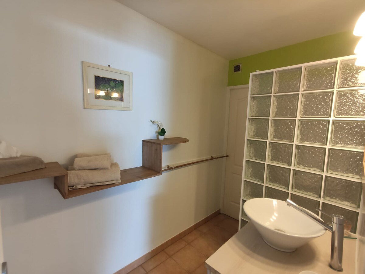 Chambre d'hôte spacieuse (26 m²) située au 2e étage, côté ouest, vue sur la camp