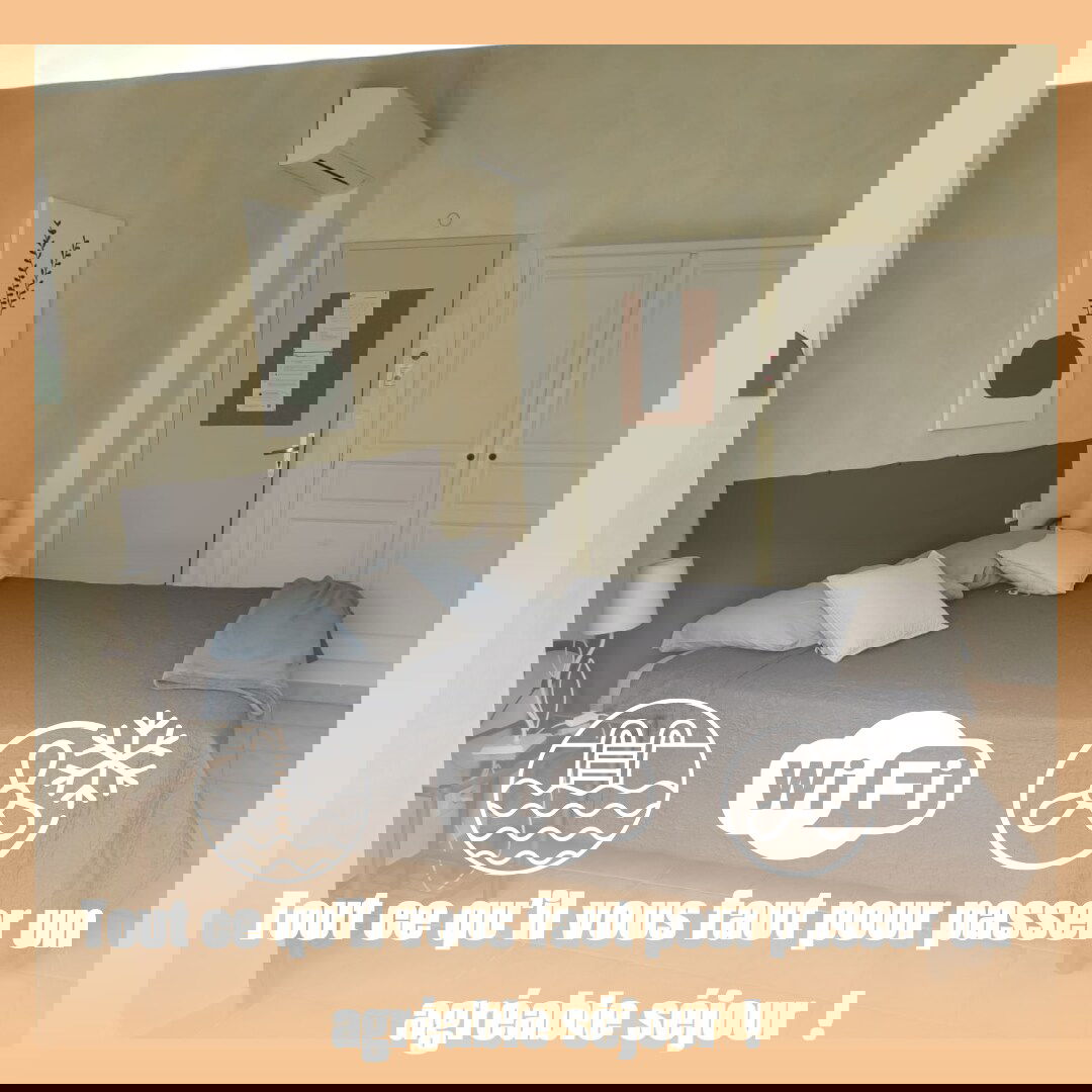 Chambre d'hôte spacieuse (26 m²) située au 2e étage, côté ouest, vue sur la camp