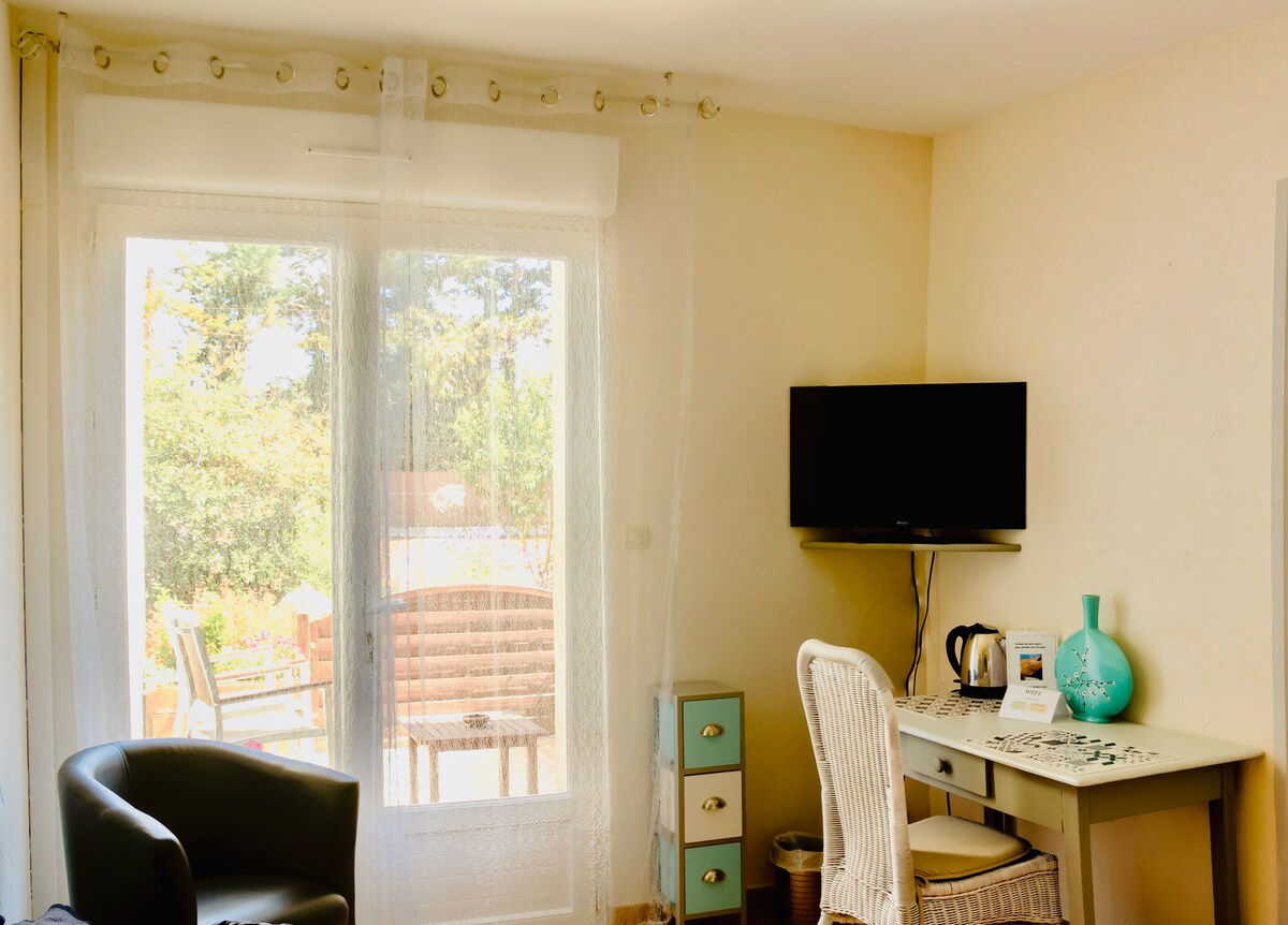 Chambre spacieuse (22 m² + terrasse) située au rez de chaussée, vue sur jardin.