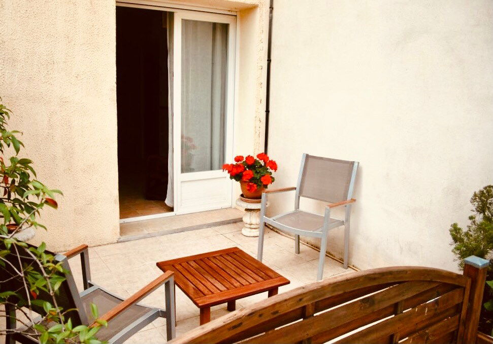 Chambre spacieuse (22 m² + terrasse) située au rez de chaussée, vue sur jardin.