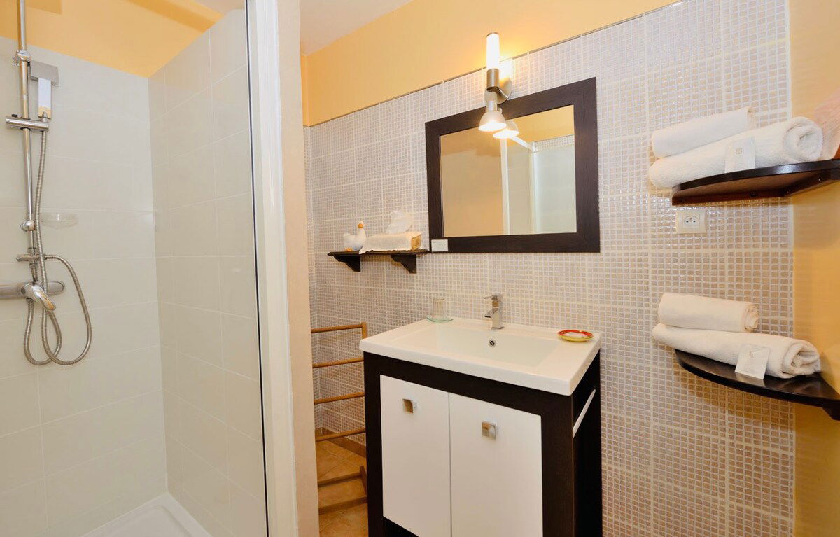 Chambre spacieuse (22 m² + terrasse) située au rez de chaussée, vue sur jardin.