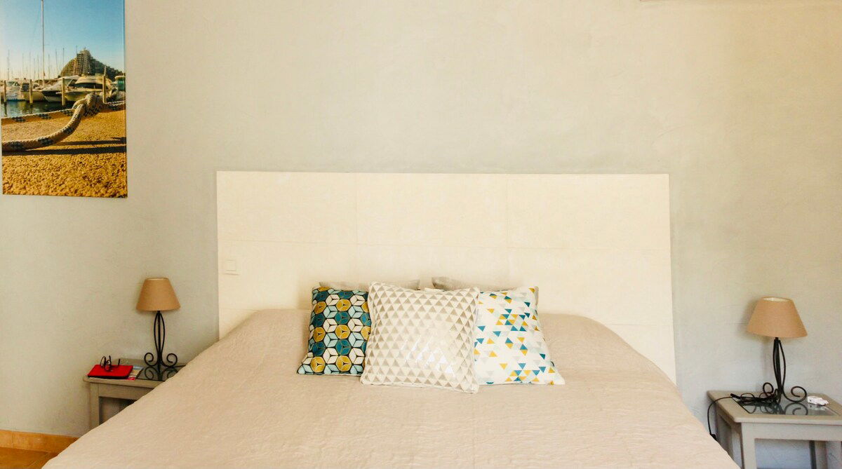 Chambre spacieuse (22 m² + terrasse) située au rez de chaussée, vue sur jardin.