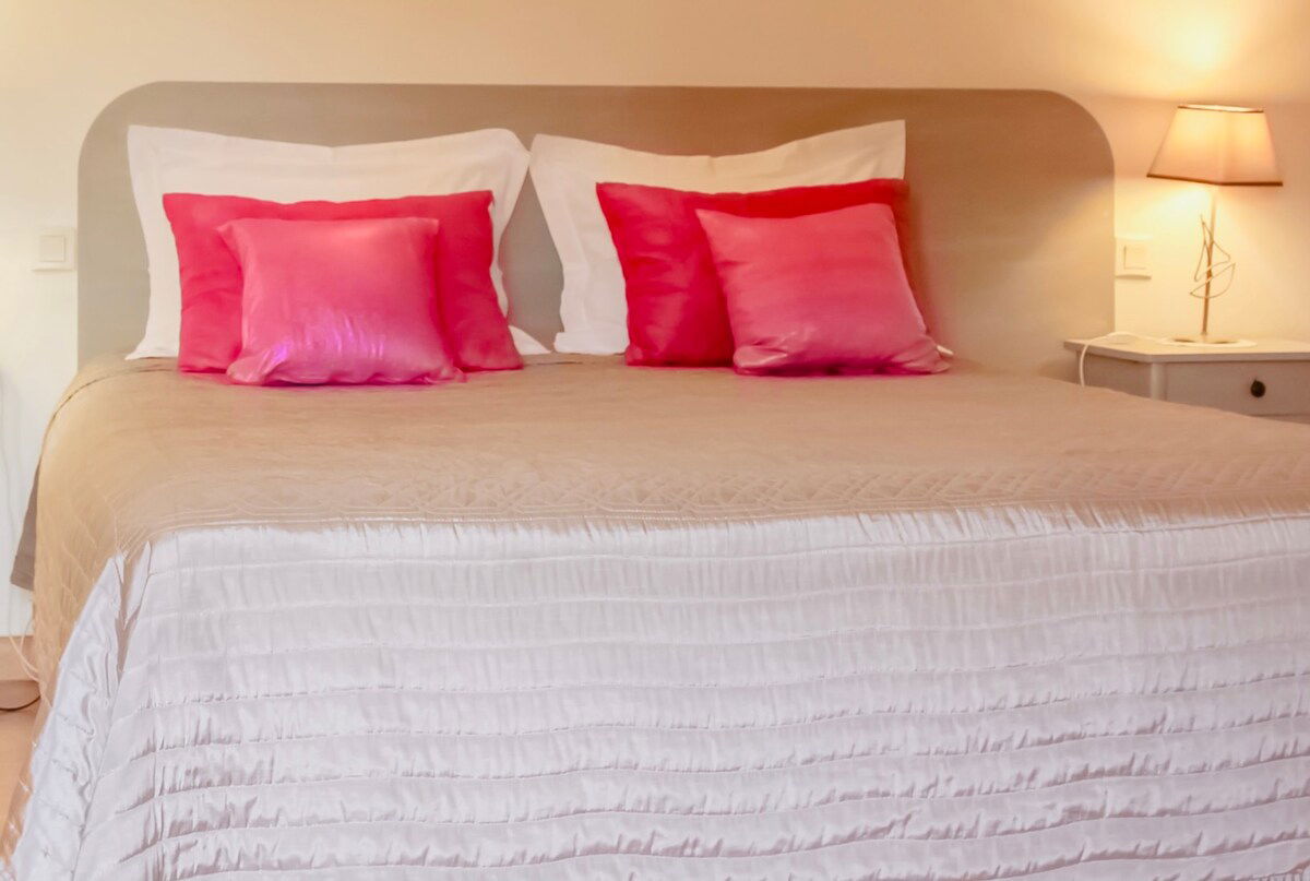 Chambre très spacieuse (30 m²) située au 2ème étage, vue sur jardin.