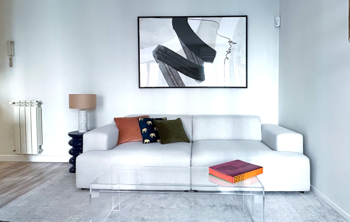 Disfruta de una sala elegante y moderna con amplias ventanas que inundan el espacio de luz natural.
