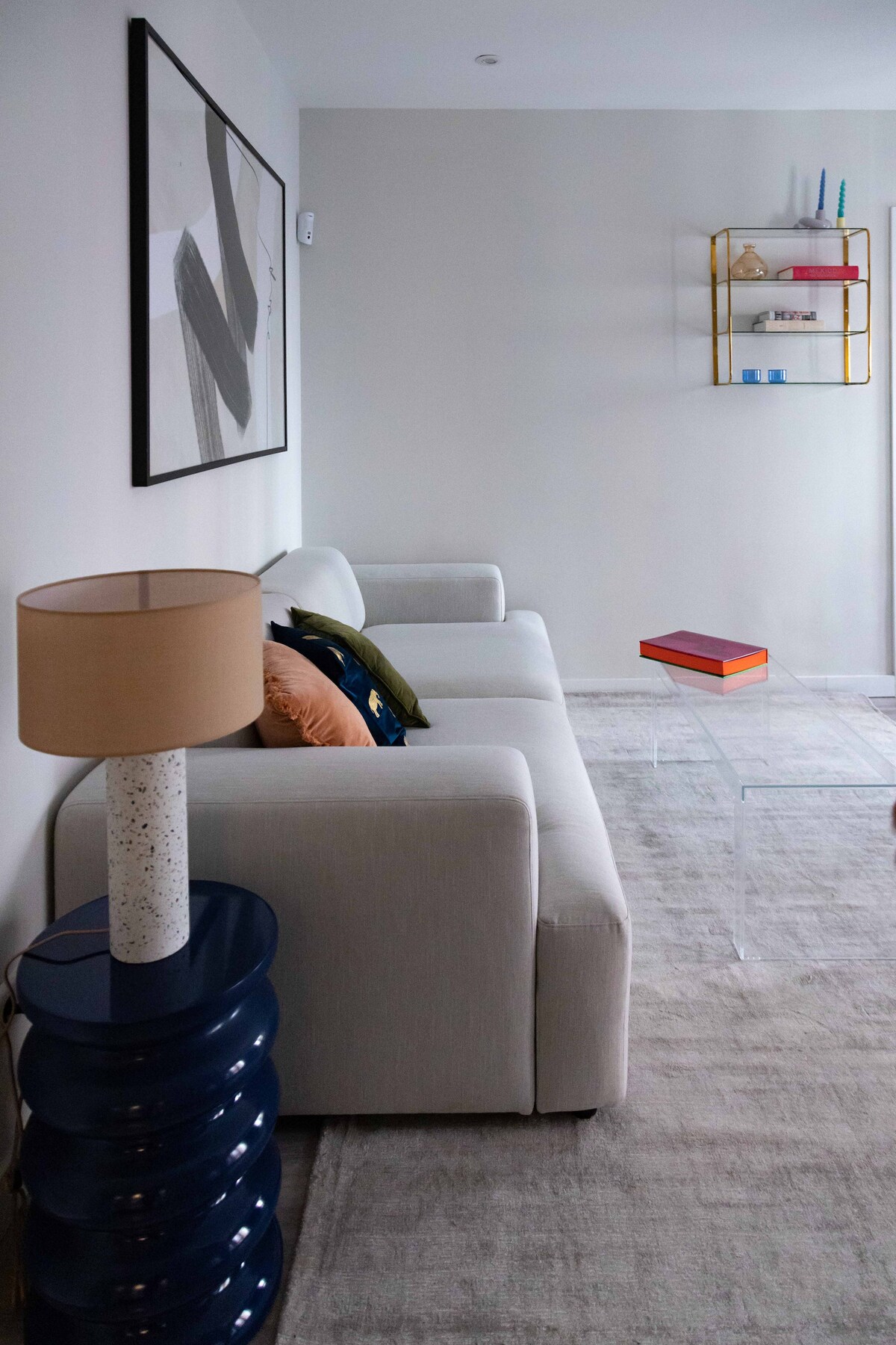 Relájate en un espacio acogedor con un sofá gris y decoraciones contemporáneas.
