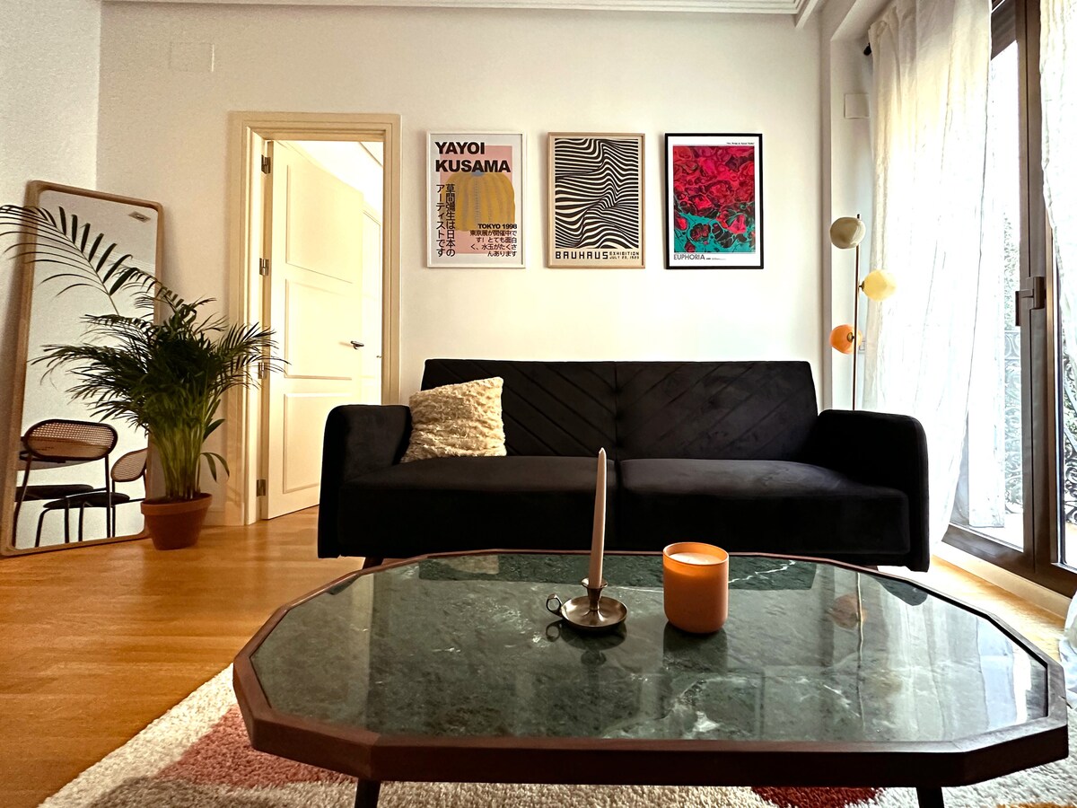 Spectacular two-room apartment located in one of the most central and fun areas