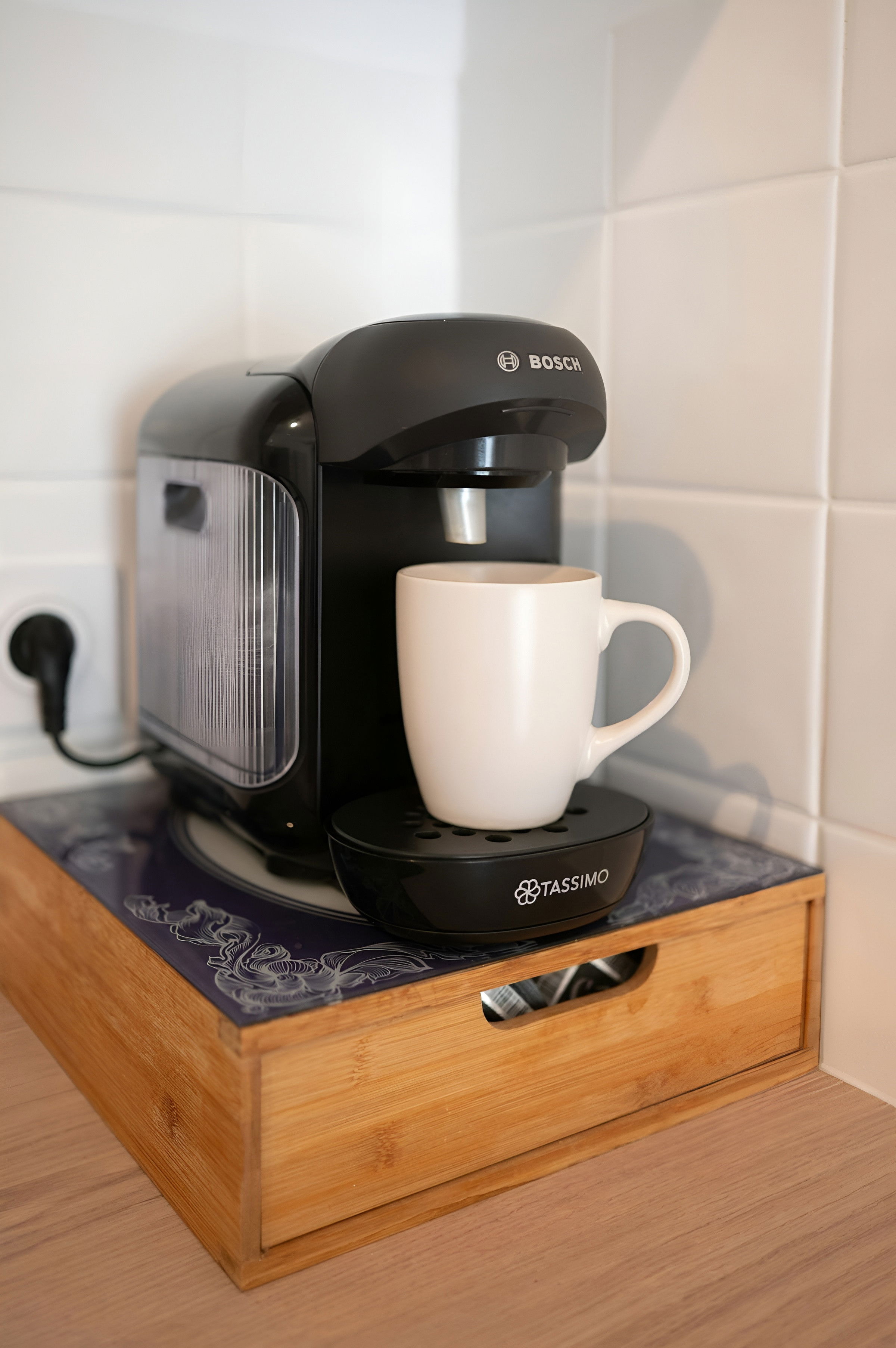 L'essentiel pour vos petits déjeuners est présents ! Grille pain, bouilloire et machine à café