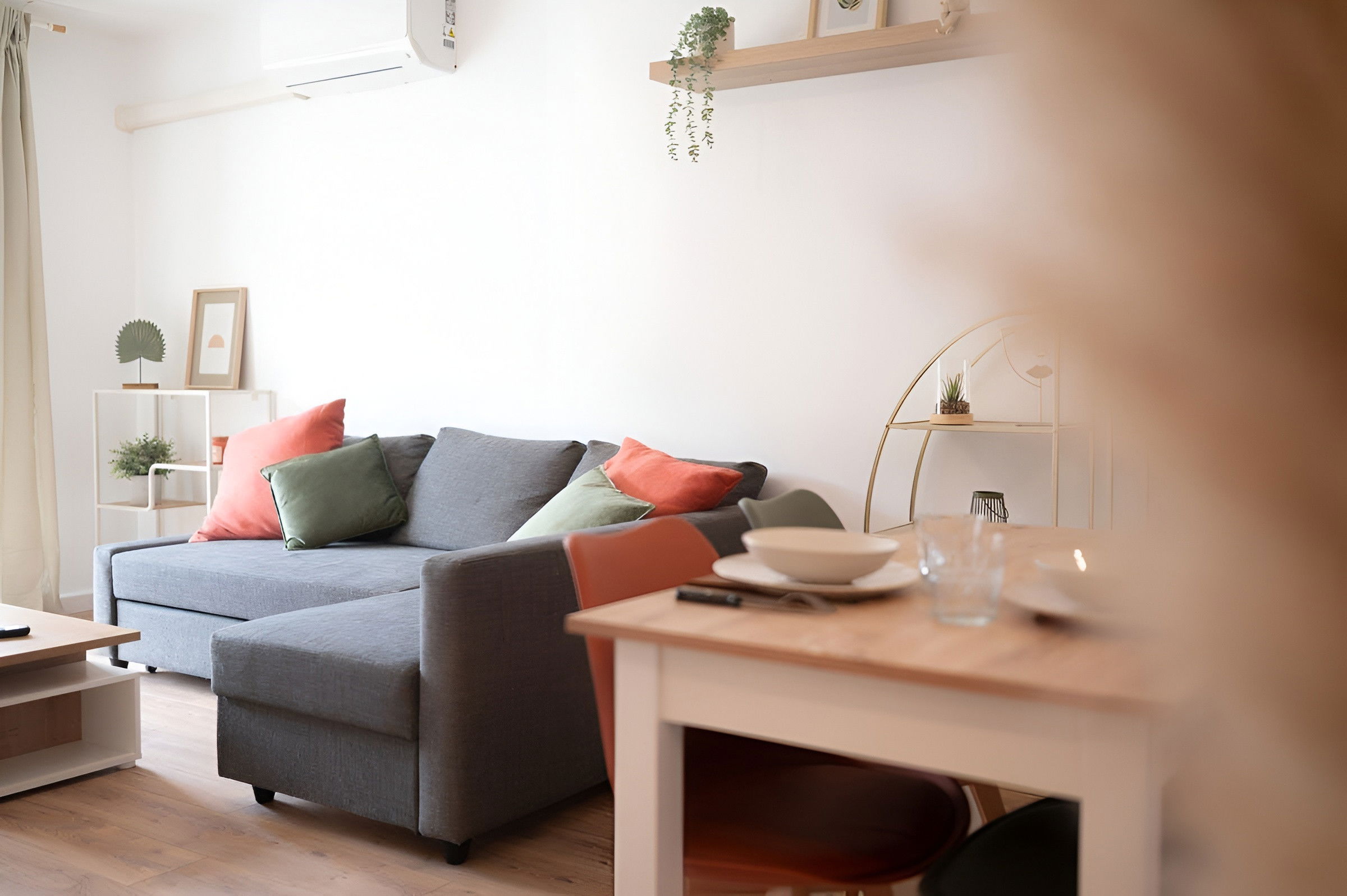 La pièce de vie est lumineuse ✨