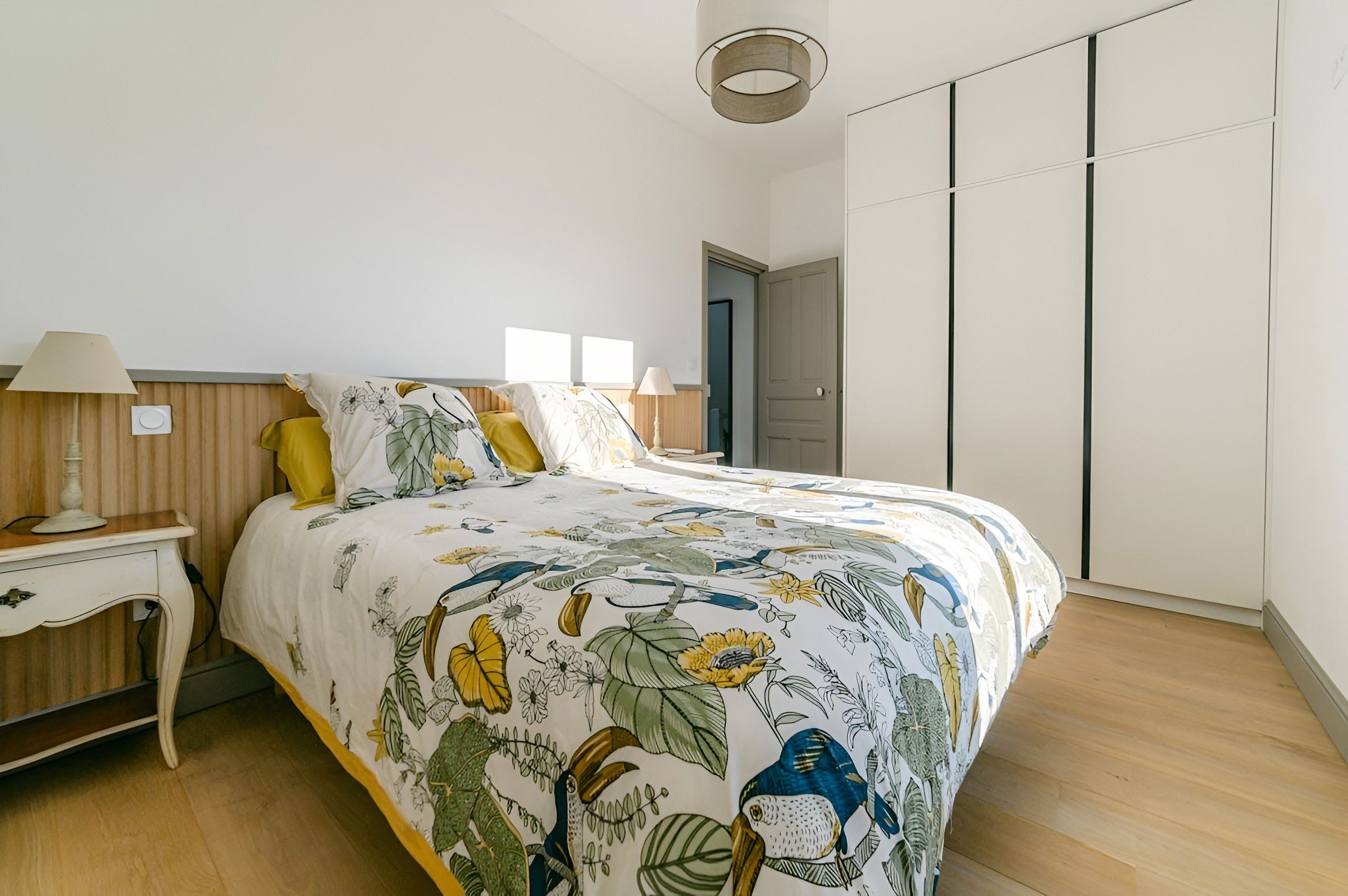 Voici la première chambre : spacieuse, confortable avec son espace de rangement, et surtout au calme avec une vue directe sur le jardin.