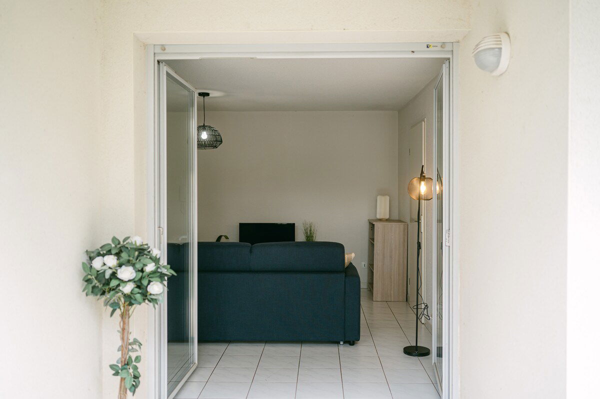 N'hésitez pas à nous contacter pour toute question La piscine commune (2 50m de l'appartement) est ouverte l'été !