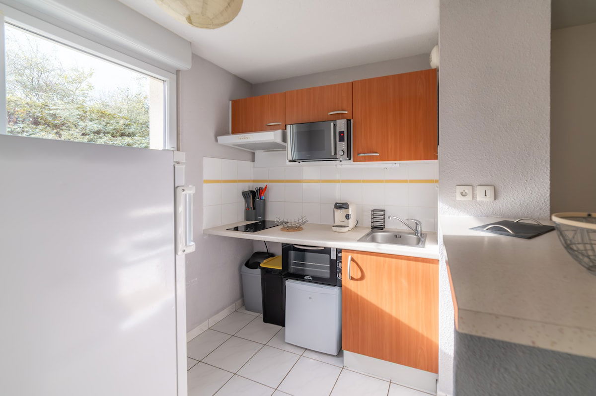 La cuisine dispose de tout le nécessaire pour vous concocter de bons petits plats (four, congélateur, micro-ondes, frigo, cafetière...) !