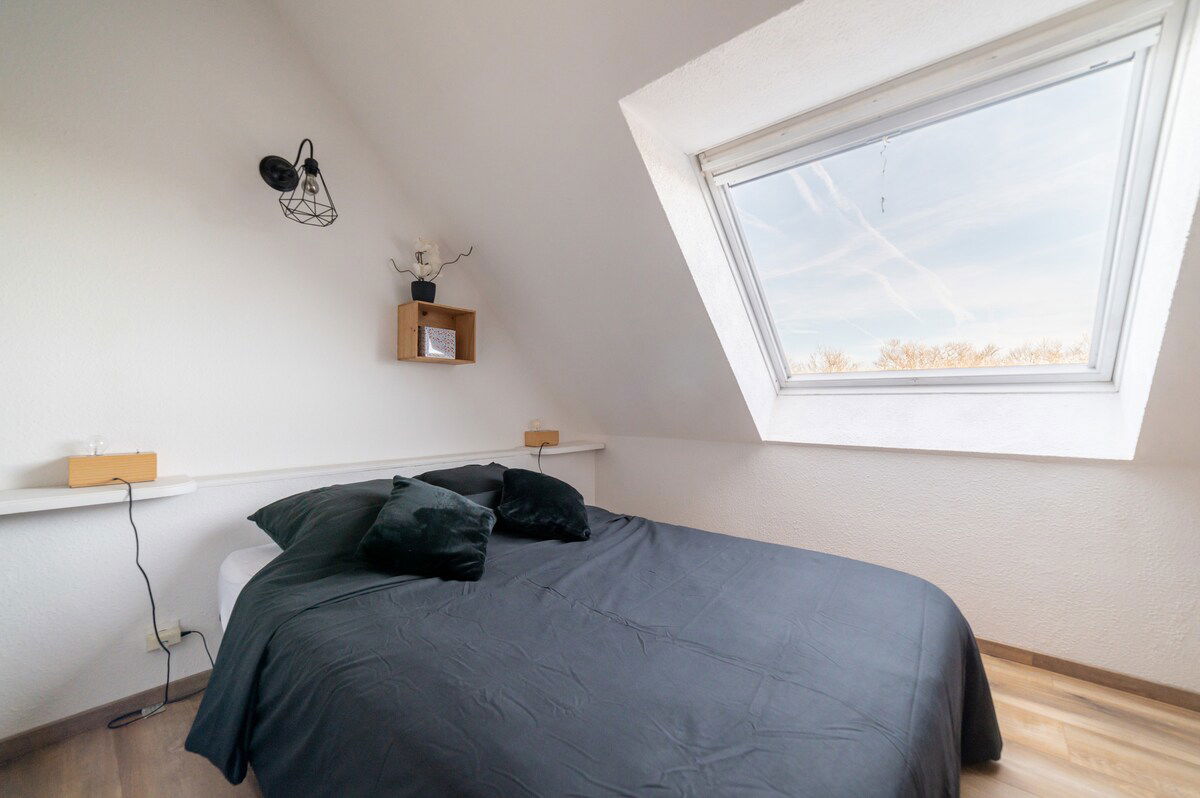 La première chambre, offre tout le confort avec son lit en 140x190 !