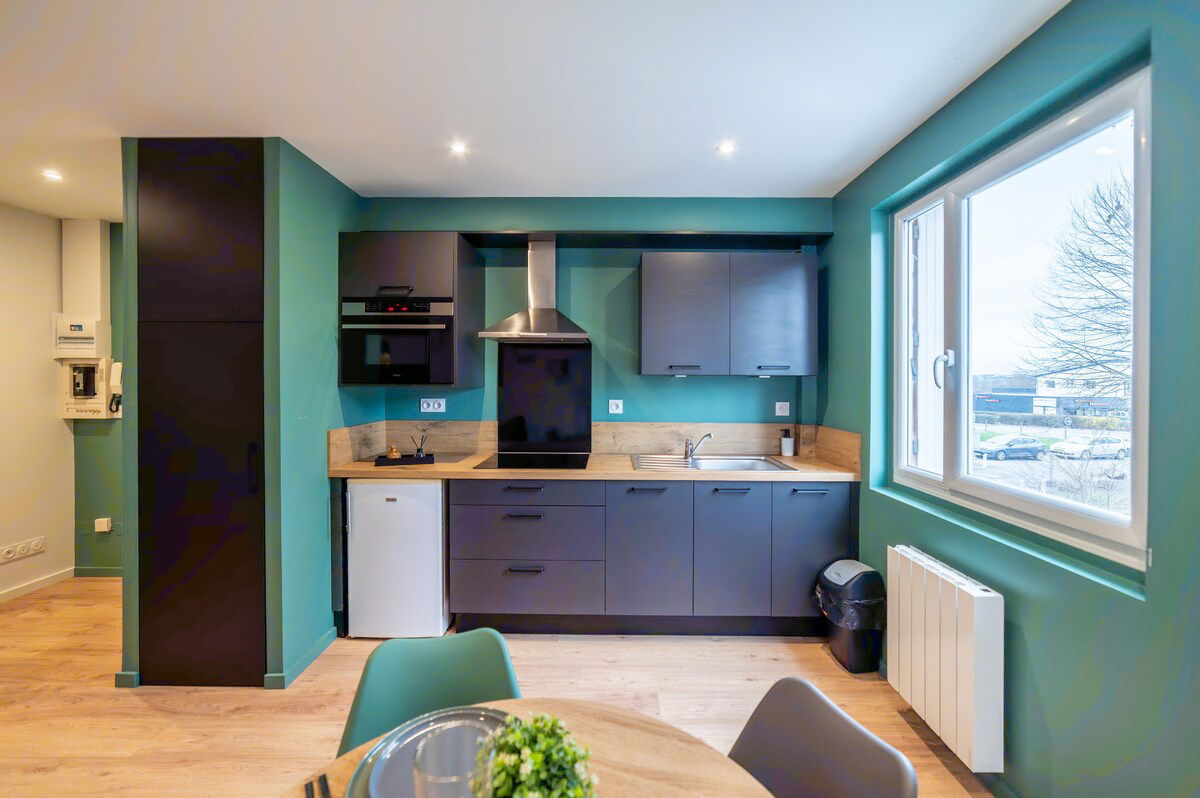 La cuisine ouverte sur un bel espace de vie :)