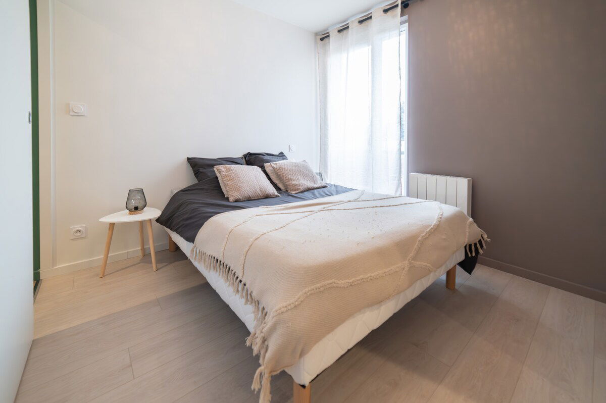 Voici la chambre, avec son lit en 140x190, au calme pour des nuits paisibles :)