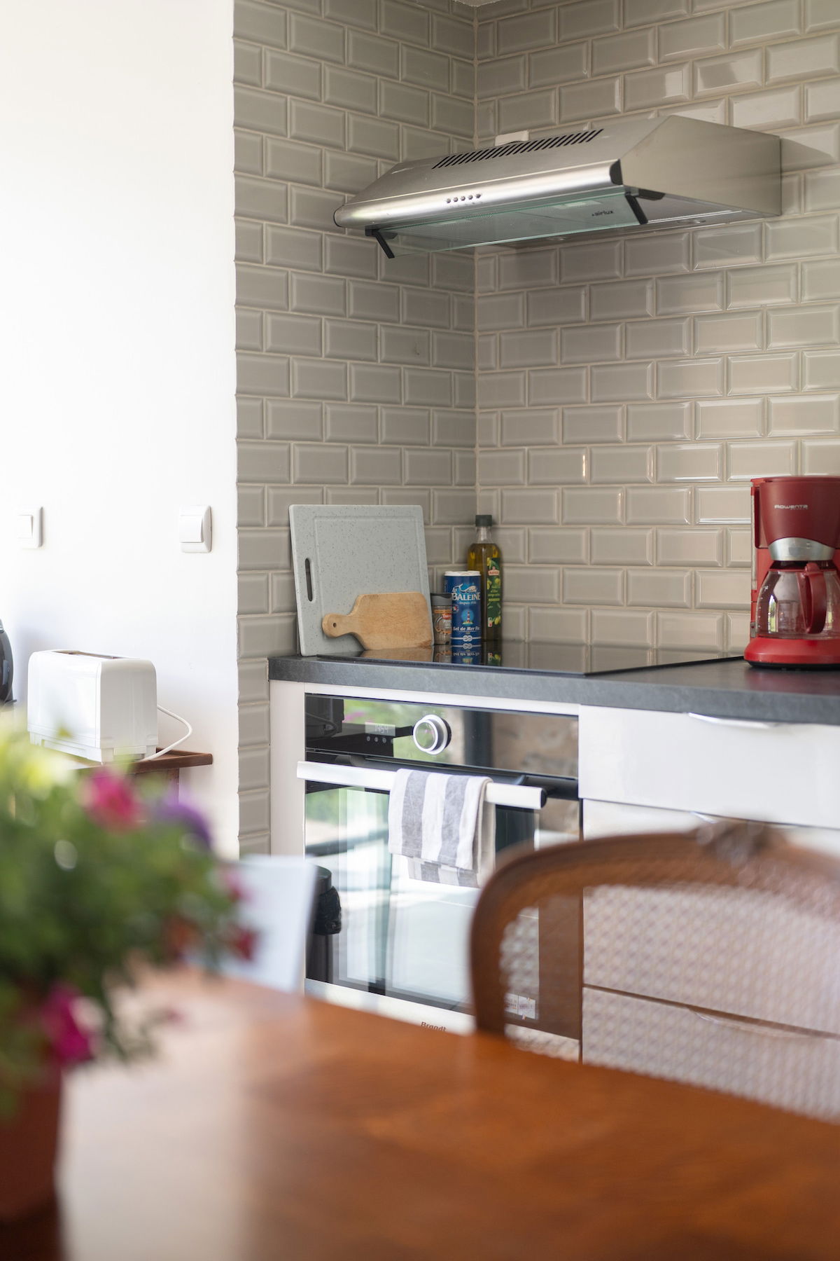 La cuisine est tout équipée : cafetière (à filtre), bouilloire, grille pain, four, frigo... vous avez tout ce qu'il vous faut pour vous concocter de délicieux plats de saison :)