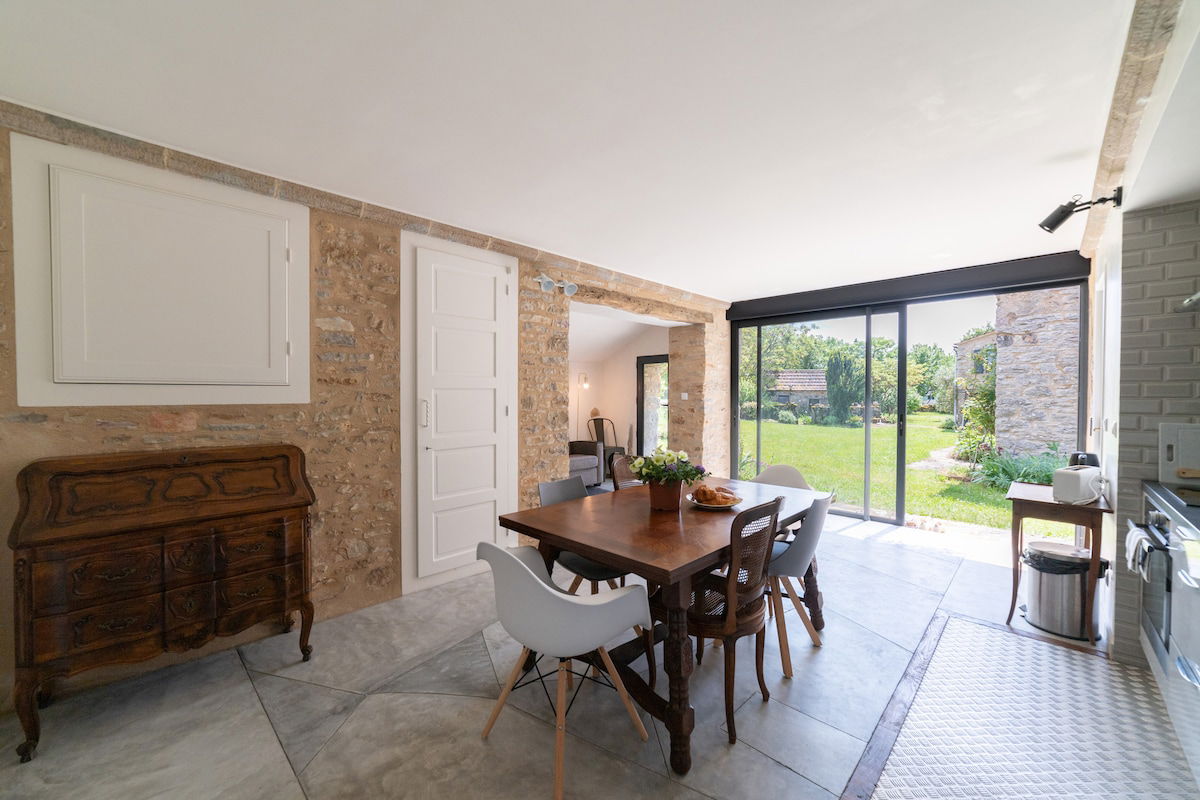 La pièce de vie principale, avec un accès direct à l'extérieur :)