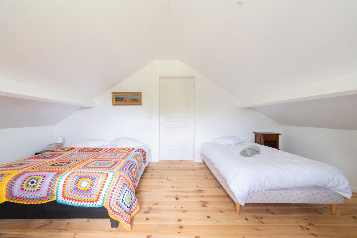 La première chambre, avec ses deux lits confortables pour des nuits reposantes.